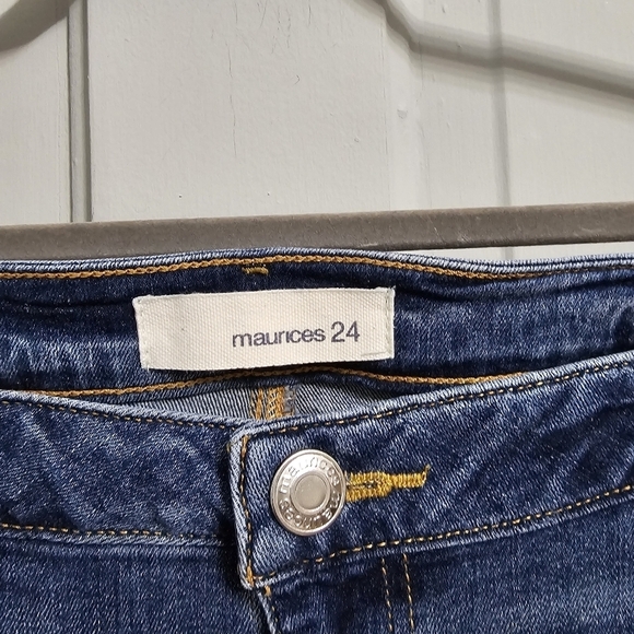 Maurices Mid Rise Patch Backed Relaxed Boyfriend Crop Jeans - Picture 3 of 6